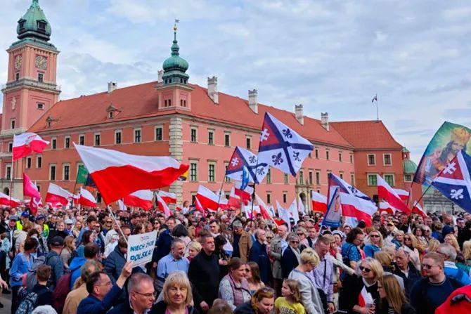 50 mil pessoas marcham pela vida contra a ameaça do aborto na Polônia