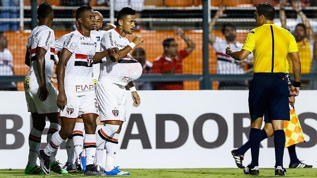 Rogério é abraçado por companheiros após gol da vitória do São Paulo