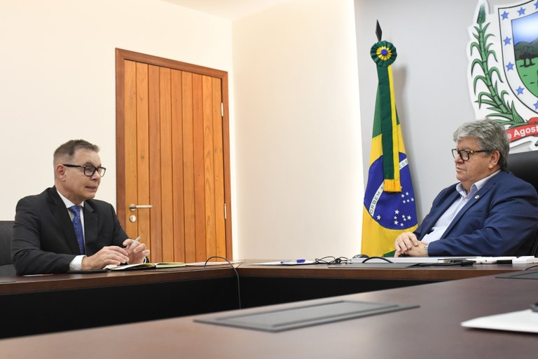 João Azevêdo apresenta potencialidades e oportunidades de investimentos a cônsul da França — Governo da Paraíba