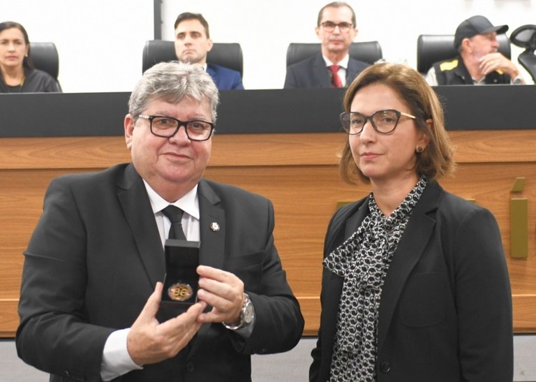 João Azevêdo participa de solenidade dos 80 anos da Polícia Federal e é agraciado com medalha comemorativa — Governo da Paraíba
