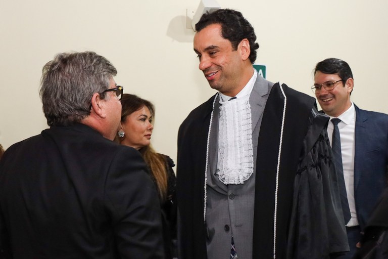 João Azevêdo prestigia posse de jurista Roberto D’Horn como juiz do TRE-PB — Governo da Paraíba