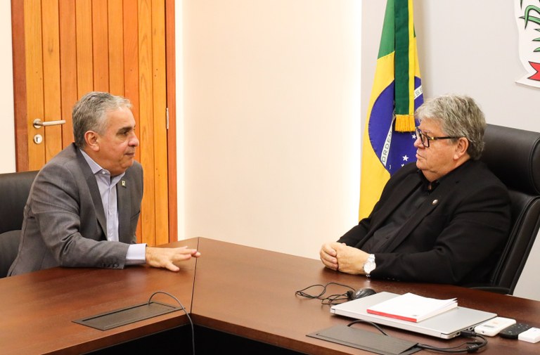 João Azevêdo recebe representante do governo federal e convida gestores públicos a participarem da Caravana Federativa — Governo da Paraíba