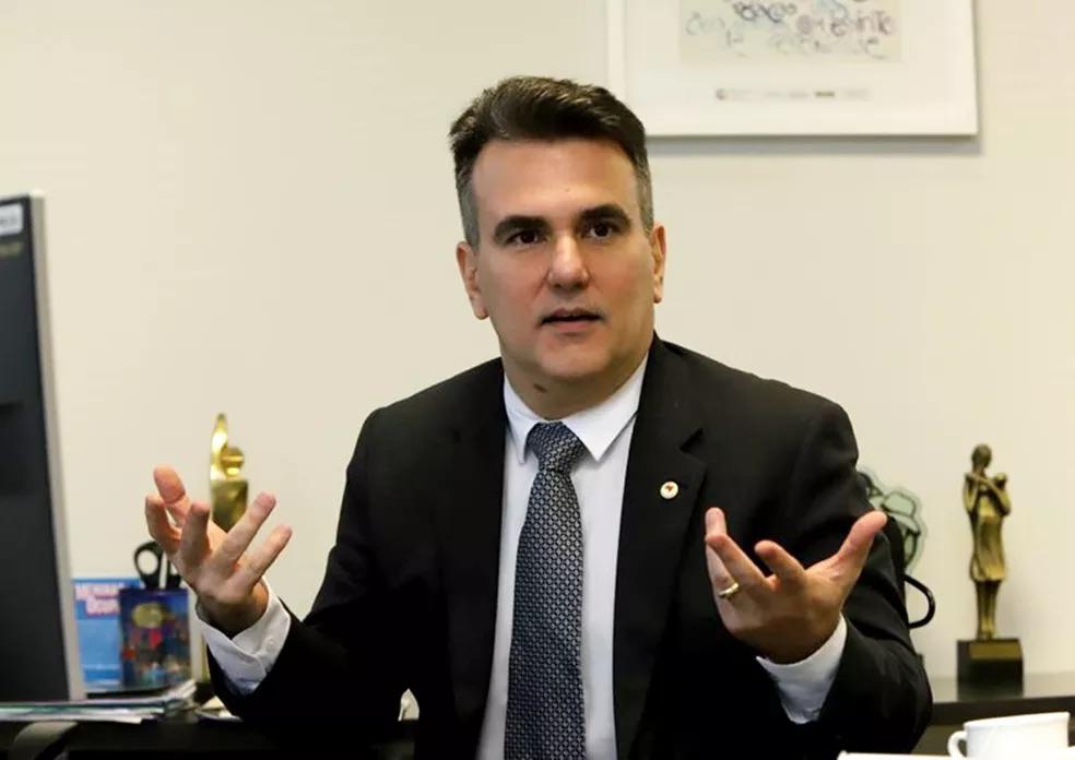 Jornalista afirma que “maus tratos” e “puxão de orelha” de Bolsonaro em JP motivaram Queiroz a desistir de ser vice de Queiroga