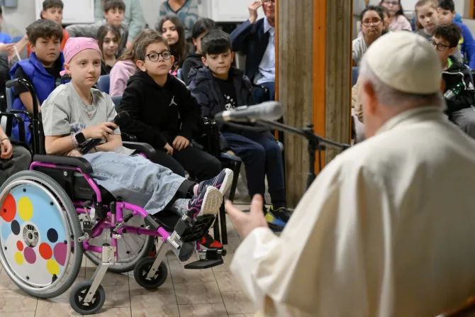 Papa Francisco visita 200 crianças “de surpresa” numa paróquia de Roma