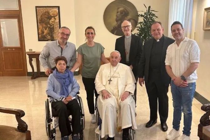 Portuguesa doente de ELA realiza sonho de conhecer o papa Francisco