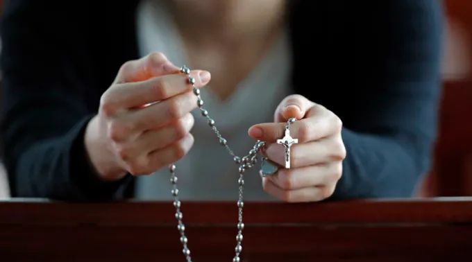 Ajuda à Igreja que Sofre convoca portugueses para oração ininterrupta do terço pela paz em maio