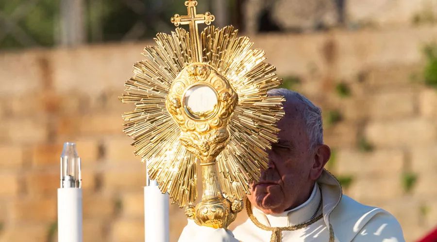Depois de seis anos, papa Francisco volta a celebrar Corpus Christi em São João de Latrão