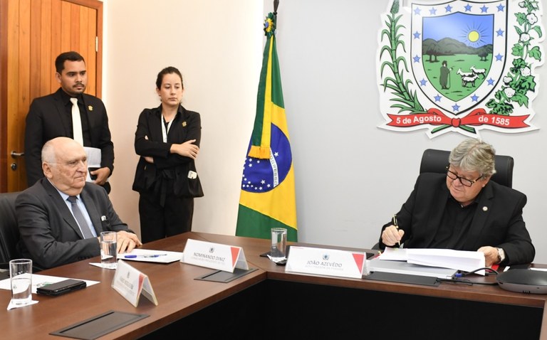 João Azevêdo assina PCCR e Lei Orgânica do TCE e instituição celebra conquistas — Governo da Paraíba