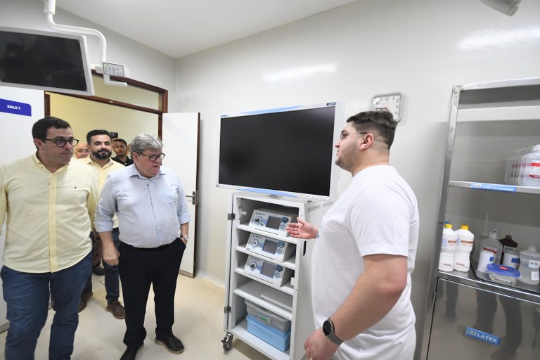 João Azevêdo entrega novos equipamentos de Saúde e inspeciona obras de Educação e construção do Cidade Madura em Catolé do Rocha