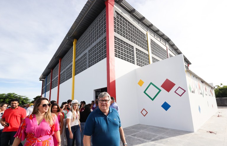 João Azevêdo inspeciona obras em Sousa e destaca investimentos do Governo em educação no município — Governo da Paraíba