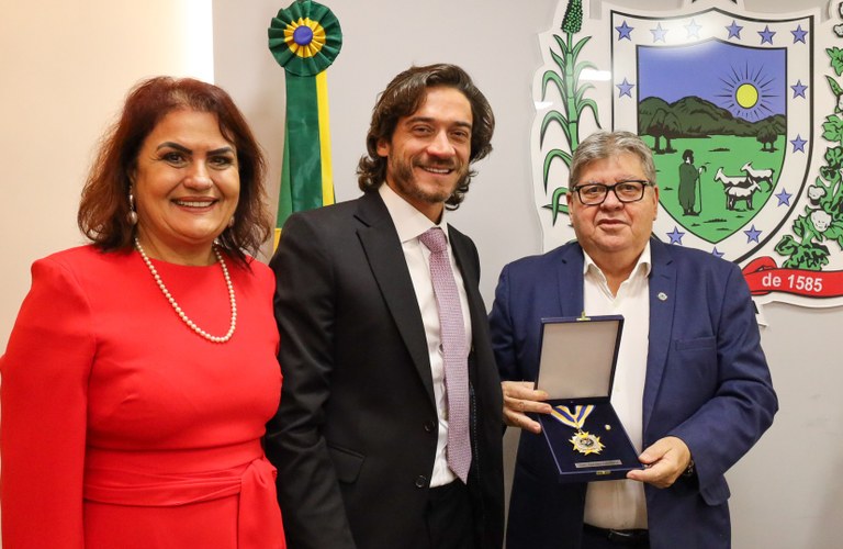 João Azevêdo recebe homenagem das Associações Nacional e Estadual dos Procuradores em reconhecimento à valorização profissional da categoria