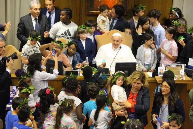 O futuro da humanidade “está nas crianças e nos idosos”, diz o papa Francisco