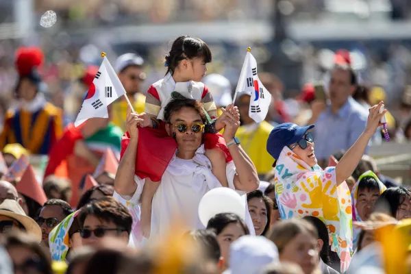 Papa Francisco fala da Santíssima Trindade às crianças na missa na praça de São Pedro