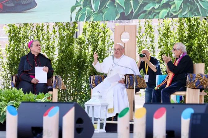 Papa Francisco responde a perguntas sobre conflitos e paz diante de milhares de pessoas em Verona