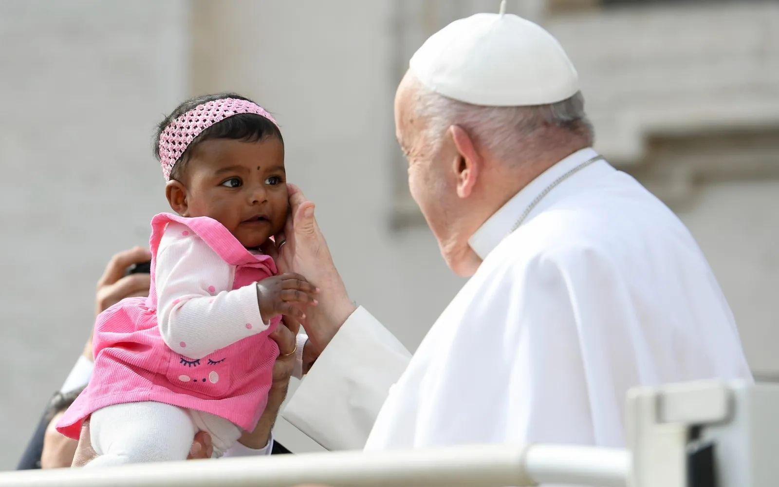“Pelos que fogem do próprio país” é a intenção de oração do papa Francisco para junho