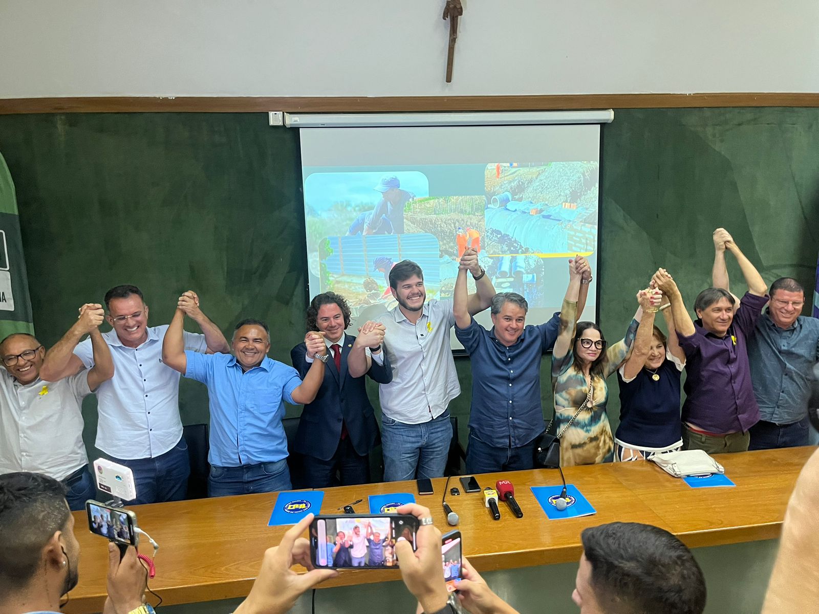 Veneziano participa, com Efraim e Bruno, de coletiva sobre conquista do financiamento de US$ 52 milhões para Campina Grande: “esforço coletivo”