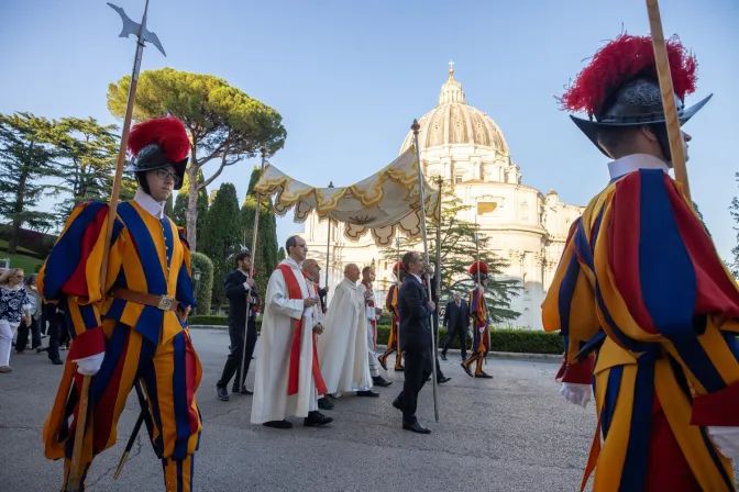 A tradicional procissão eucarística no Vaticano em homenagem aos santos protomártires de Roma [FOTOS]