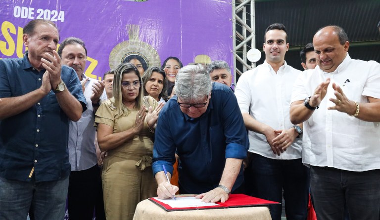 João Azevêdo entrega e autoriza novas obras e ouve prioridades da população de Princesa Isabel e região — Governo da Paraíba