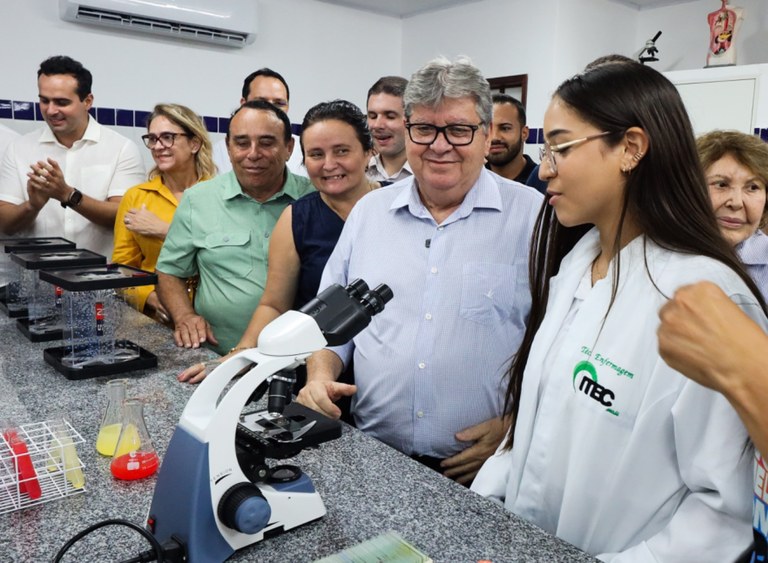 João Azevêdo entrega reforma e novo prédio de escolas em Malta e Santa Terezinha — Governo da Paraíba