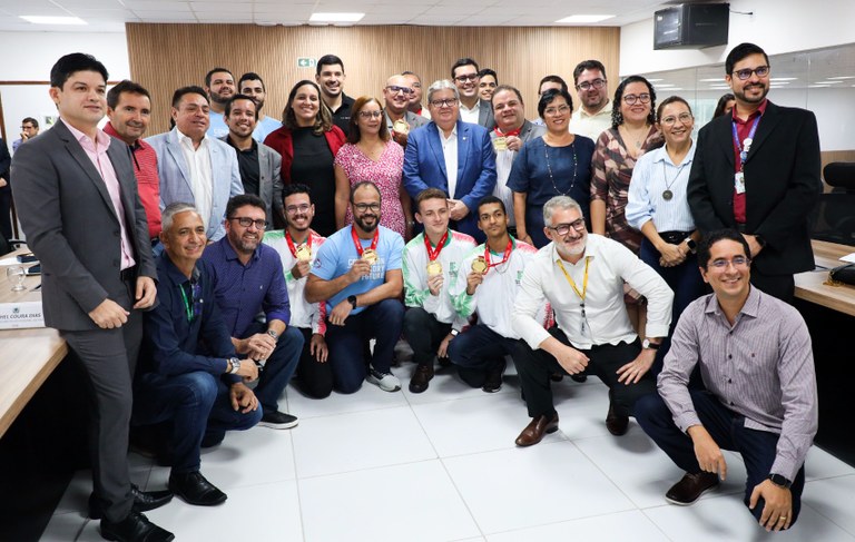 João Azevêdo recepciona estudantes paraibanos premiados em competição internacional de tecnologia — Governo da Paraíba