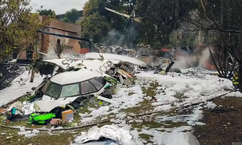 Arcebispo de São Paulo visita parentes das vítimas da queda do avião em Vinhedo (SP)