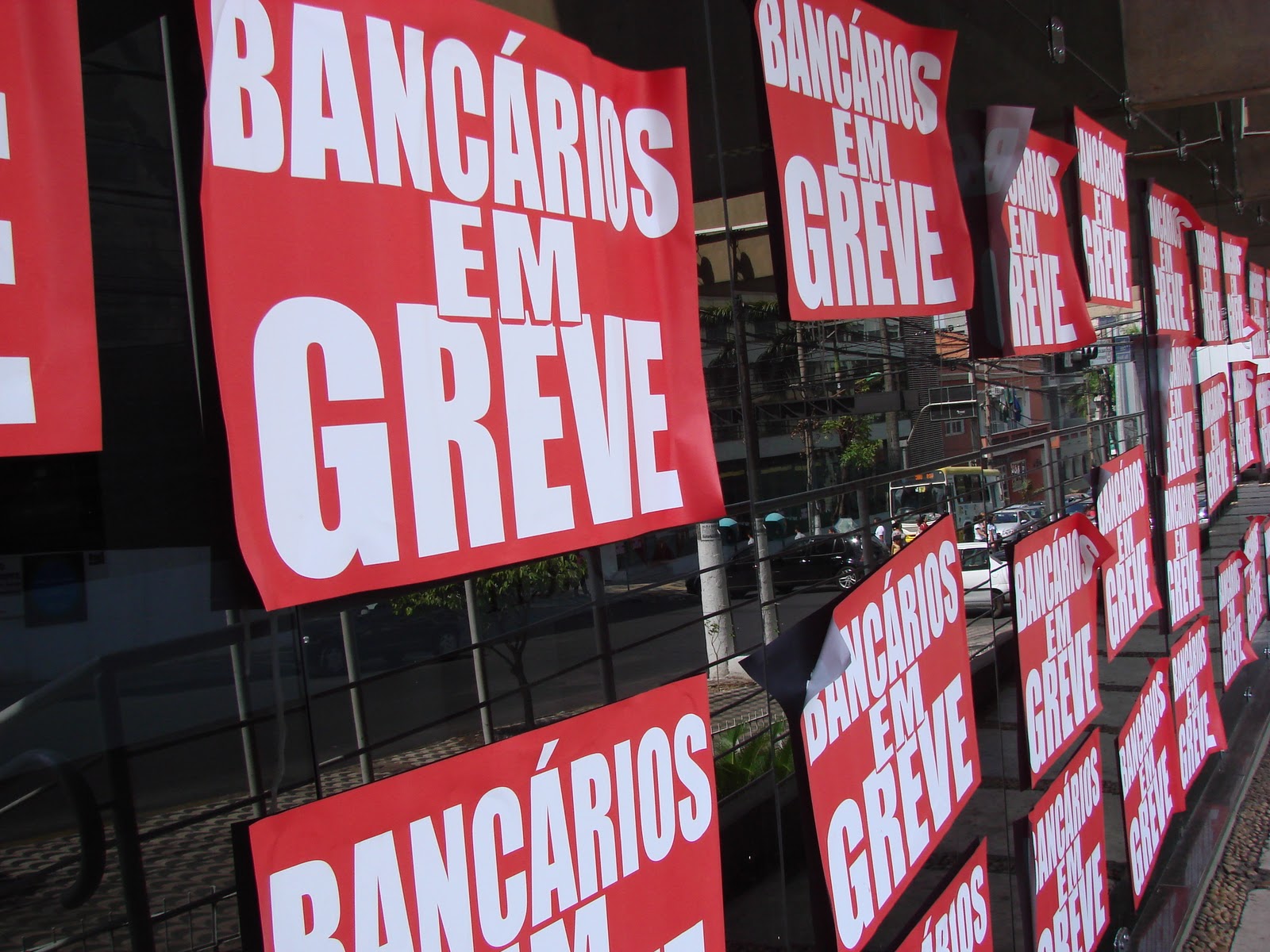 Bancários da Paraíba ameaçam greve e fecham agências em protesto por proposta salarial justa