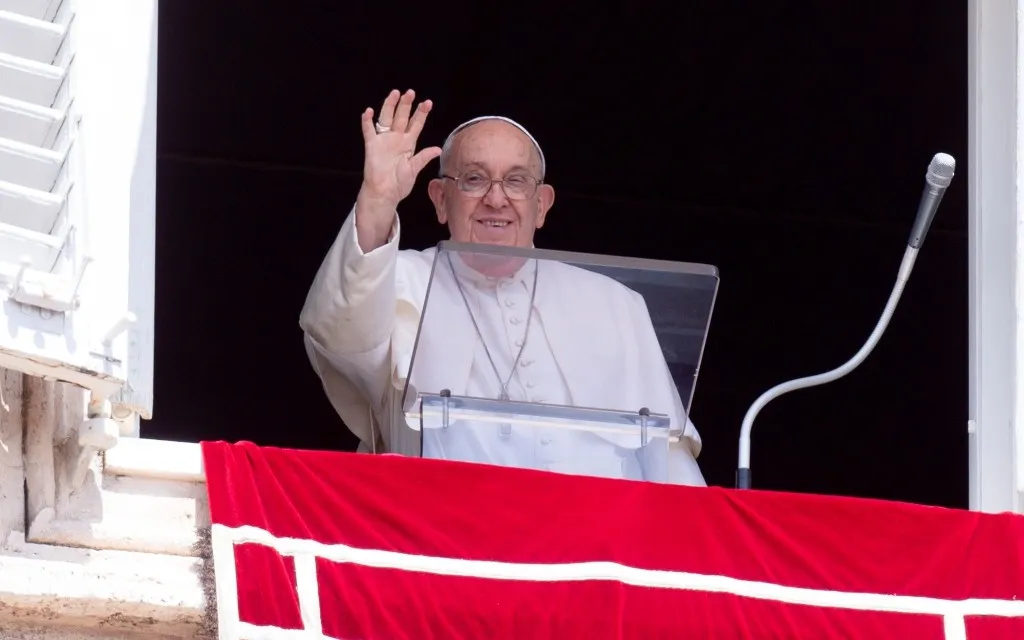 Com o milagre da Eucaristia, Jesus “nos salva, alimentando a nossa vida com a sua”, diz papa Francisco