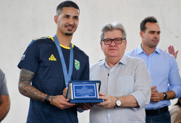 João Azevêdo recepciona medalhista olímpico Netinho e destaca investimentos do Governo da Paraíba no esporte — Governo da Paraíba