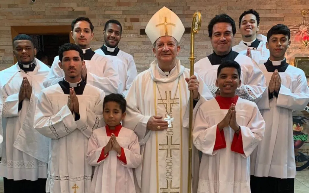 Não só cumprir escalas, mas estar prontos para servir o altar, pede arcebispo de Cuiabá a coroinhas