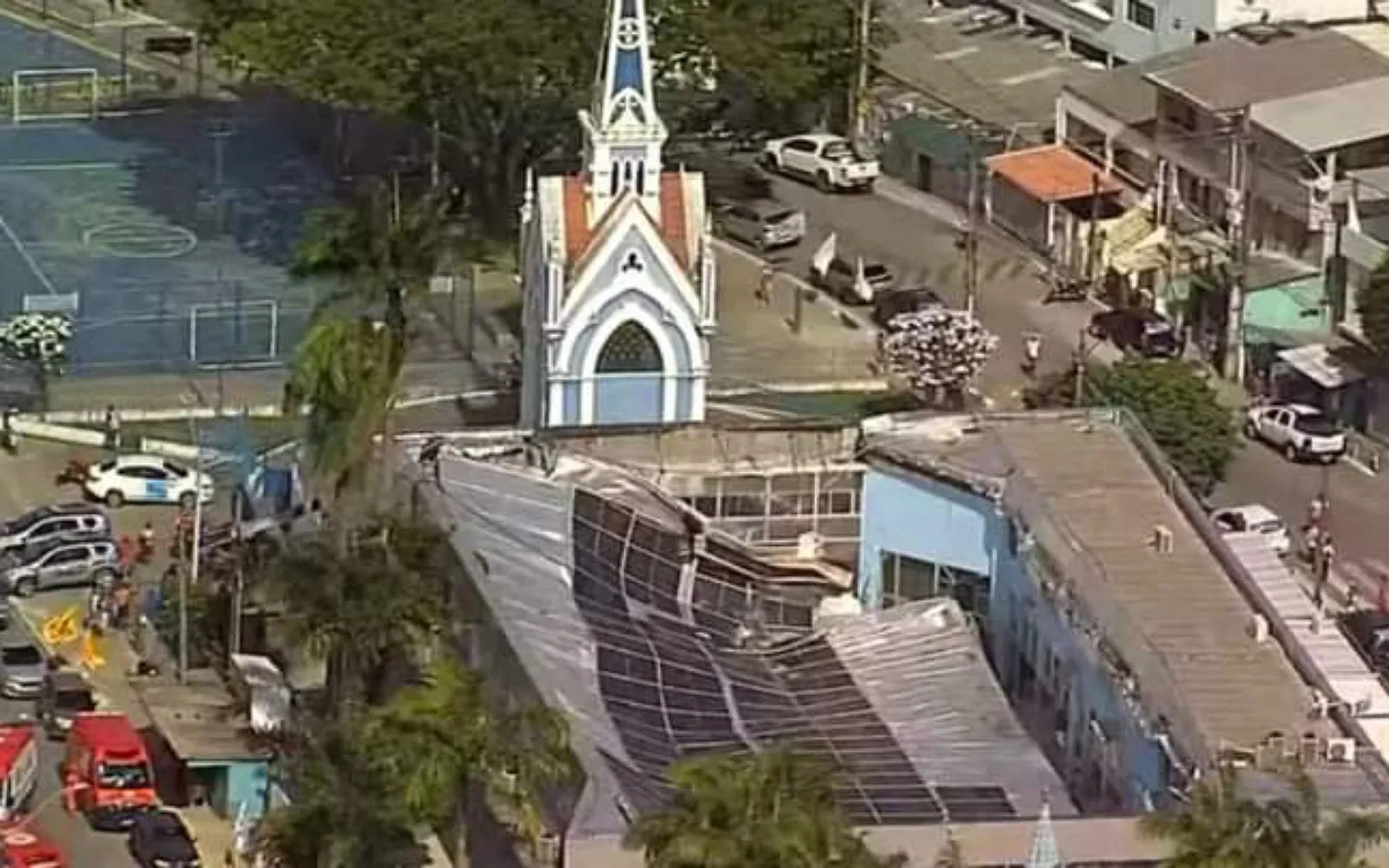 Teto de santuário desaba e mata duas pessoas em Recife