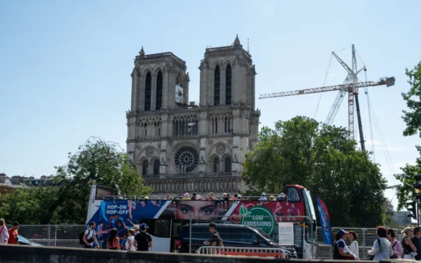 peregrinos percorrem a França para reabertura da catedral