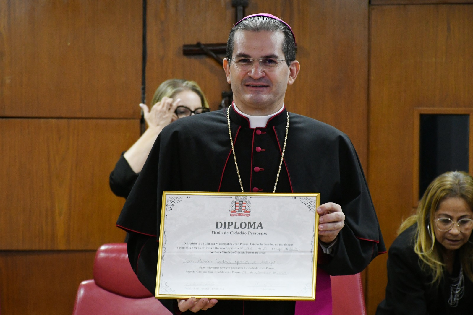 Bispo auxiliar da Arquidiocese da PB, Dom Alcivan Tadeus Gomes de Araújo recebe o Título de Cidadão Pessoense