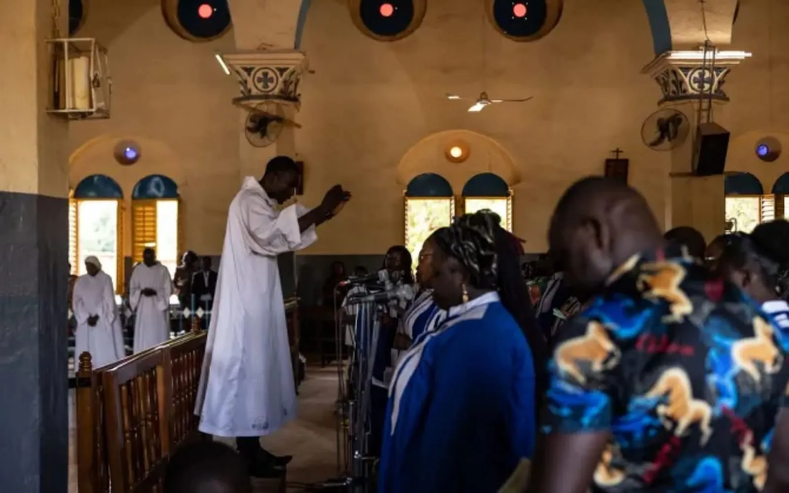 Católicos de Burkina Faso vivem com medo do terror islâmico, dizem padres