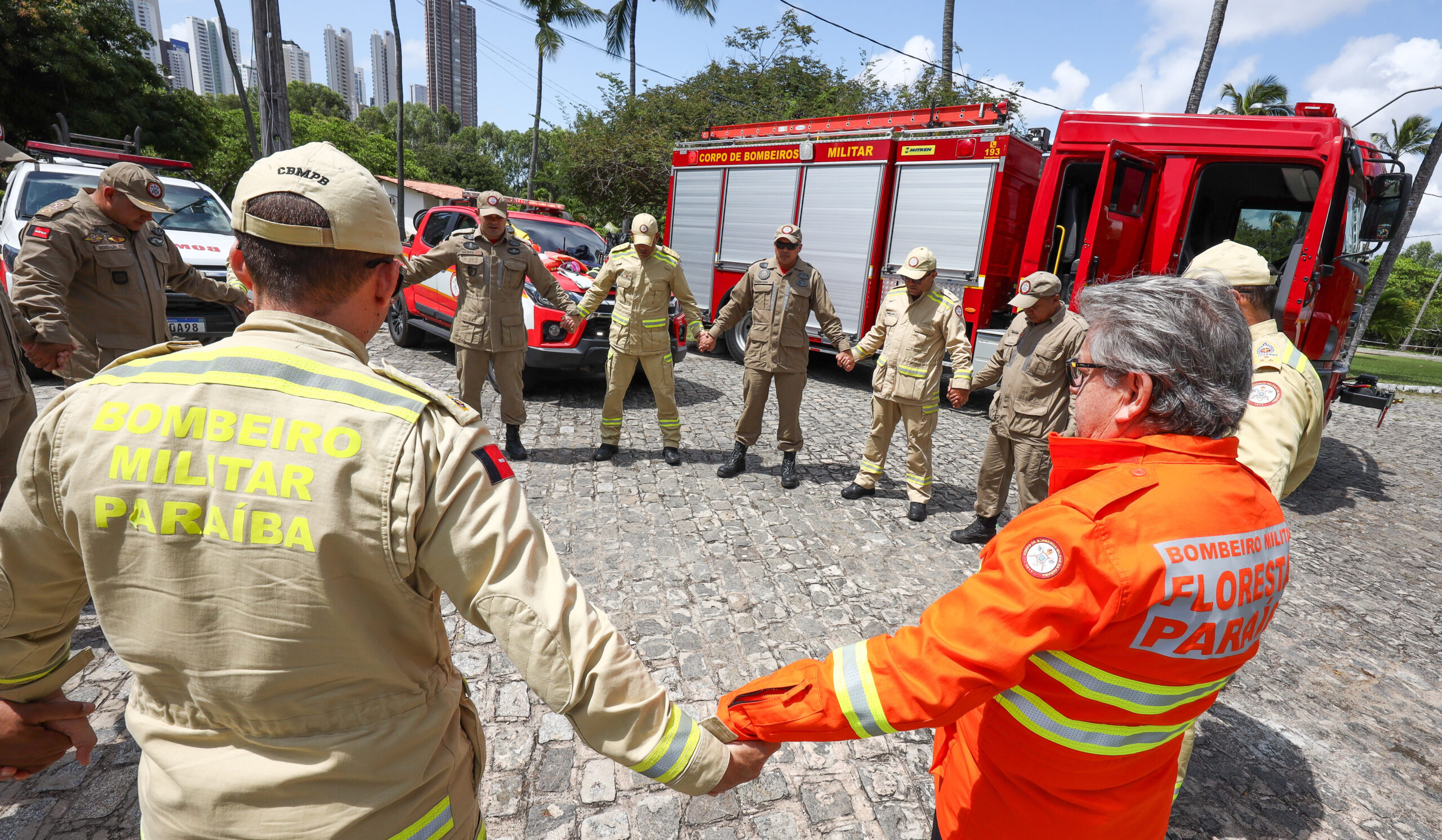 João recebe bombeiros que irão combater incêndios no Pará e destaca qualificação e compromisso de militares