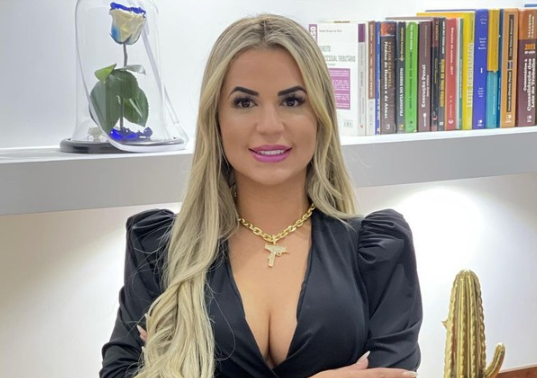 Mãe da influencer Deolane Bezerra segue presa sem previsão de soltura