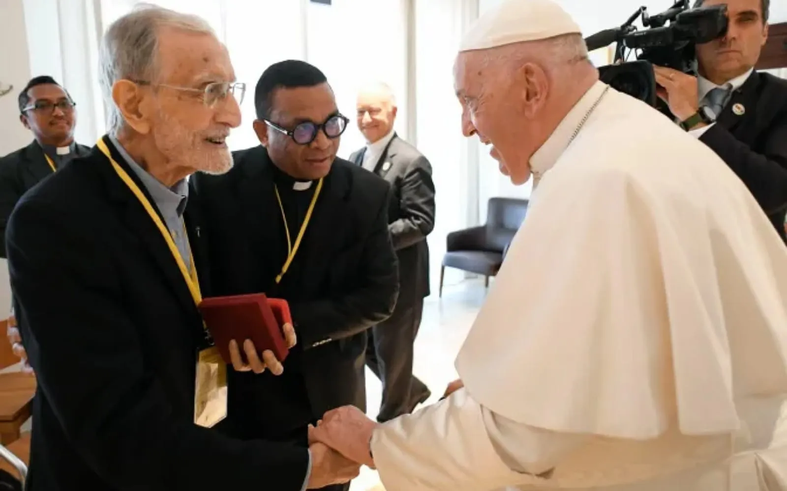 Papa Francisco encontra jesuíta português de 103 anos em Timor-Leste