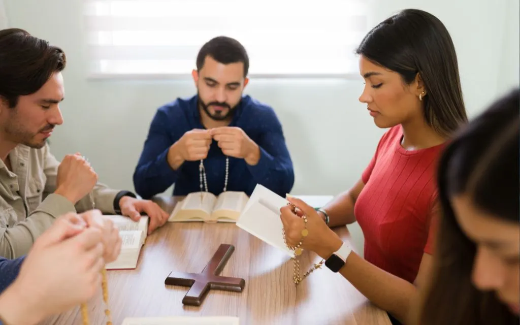 Rede social de oração desafia fiéis a serem missionários do terço em outubro