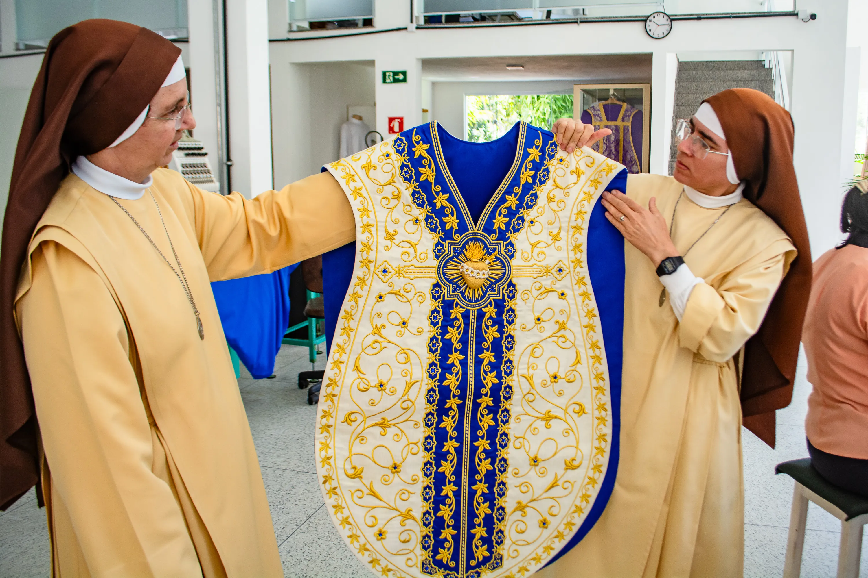 Religiosas da Administração Apostólica São João Maria Vianney fabricam e até exportam paramentos