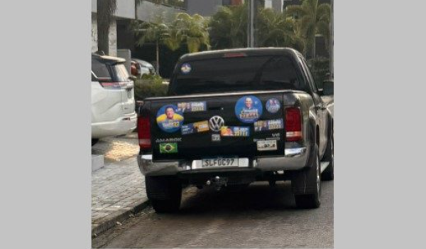 Walber minimiza uso de adesivos de campanha em carro oficial da ALPB: “Quando percebi, retirei”