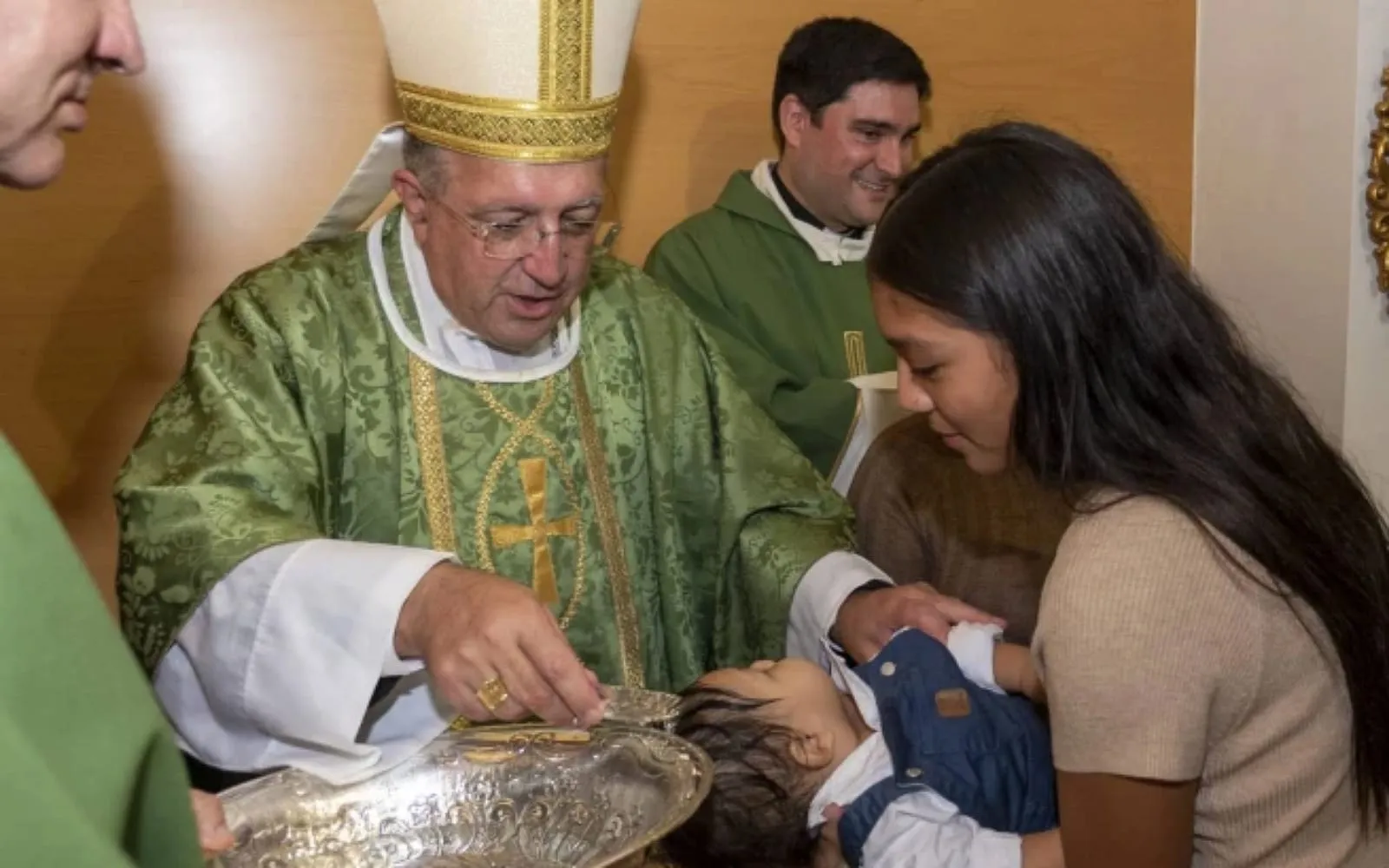 Bispo batiza 17 crianças salvas do aborto na Espanha