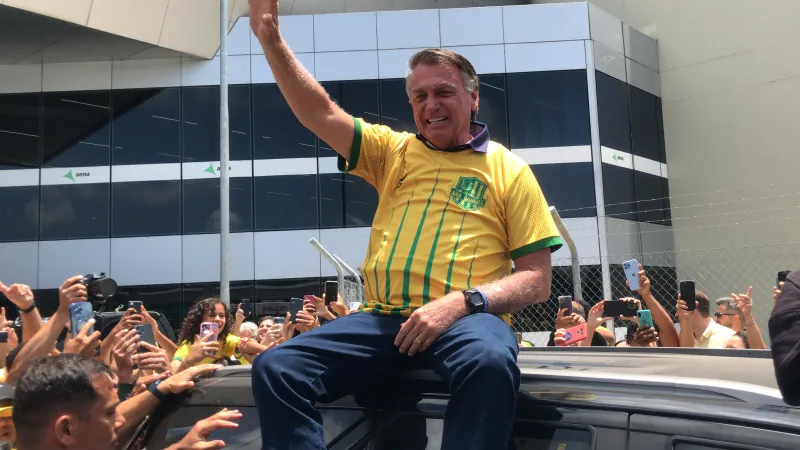 Bolsonaro chega a João Pessoa, é recebido por grupo de simpatizantes e inicia carreata pelas ruas da capital