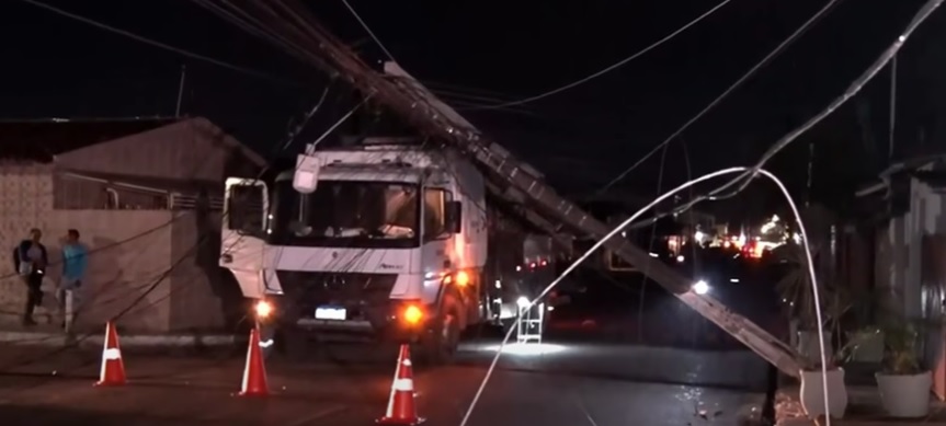 Caminhão arranca fiação elétrica e deixa dezenas de moradores do centro de Bayeux sem energia