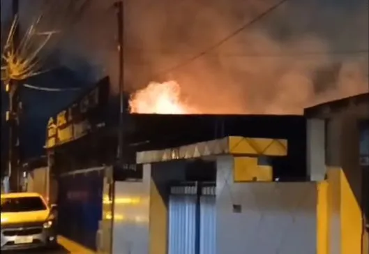 Incêndio atinge casa e danifica parte do imóvel no bairro da Torre 