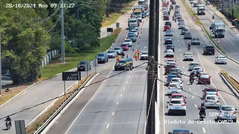 Interdição na BR-230 em João Pessoa desvia trânsito devido a obras no Viaduto de Água Fria