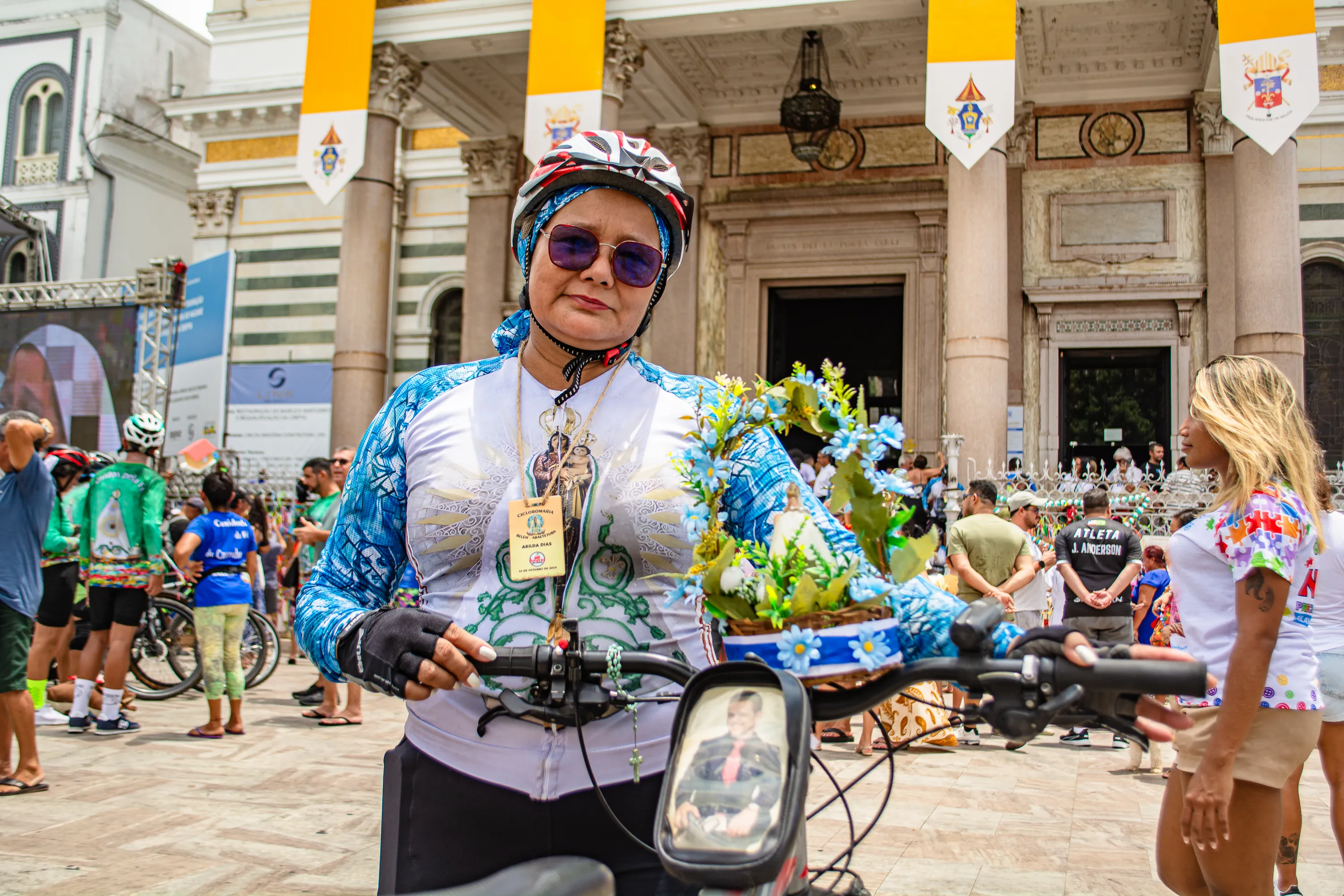 Mãe pedala 67 km para ir ao Círio de Nazaré buscar consolo em Nossa Senhora pela morte de seu filho