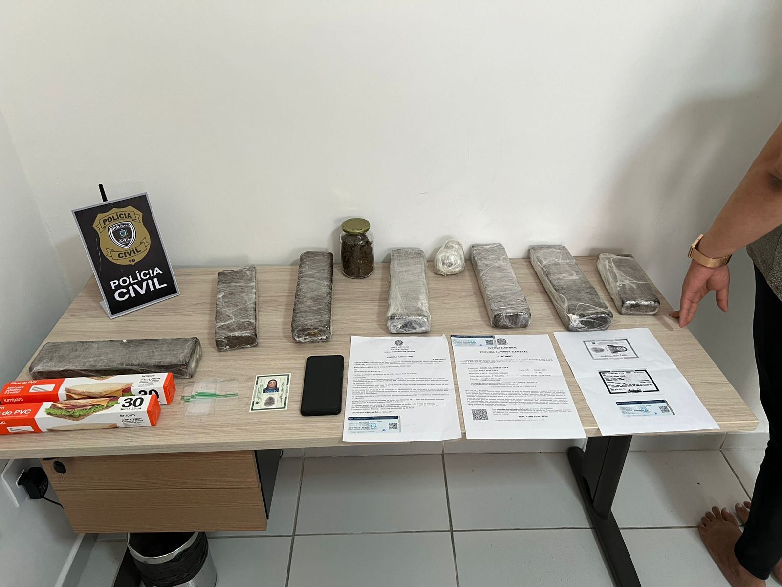 Polícia apreende 8kg de maconha e prende suspeitos de tráfico e de estelionato em CG