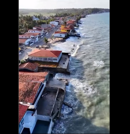 Vídeo: mar avança na Baía da Traição e compromete parte de via de acesso à Aldeia Forte