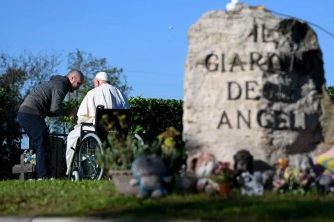 Papa Francisco reza nos túmulos dos nascituros no Dia dos Fiéis Defuntos