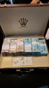FOTO: Dinheiro e cheque encontrados na operação Mamon na casa de um dos investigados