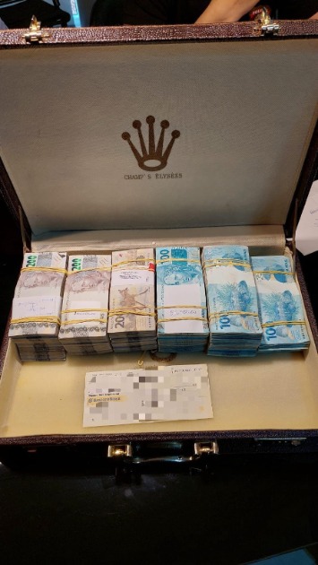 FOTO: Dinheiro e cheque encontrados na operação Mamon na casa de um dos investigados